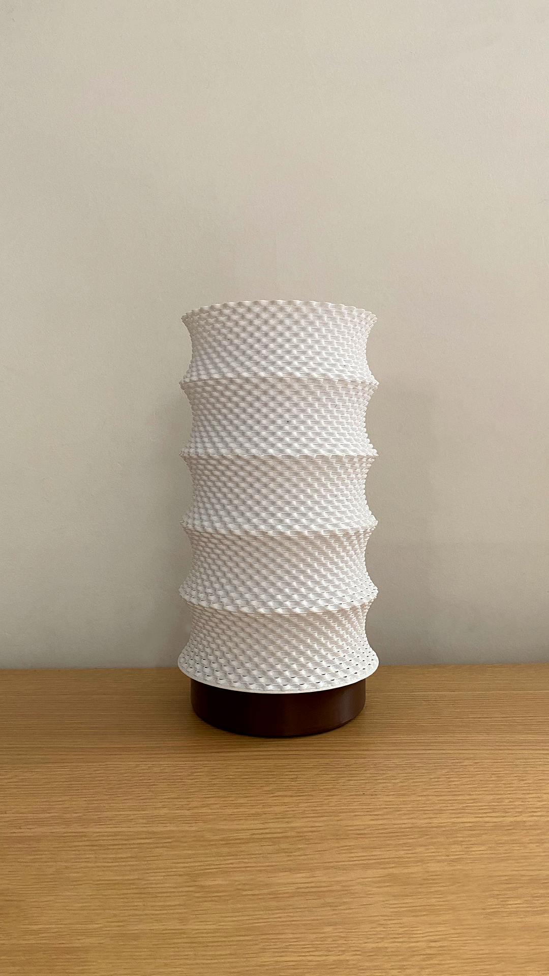 Leo adaptive lamp with bold RippleMesh shade, view 3