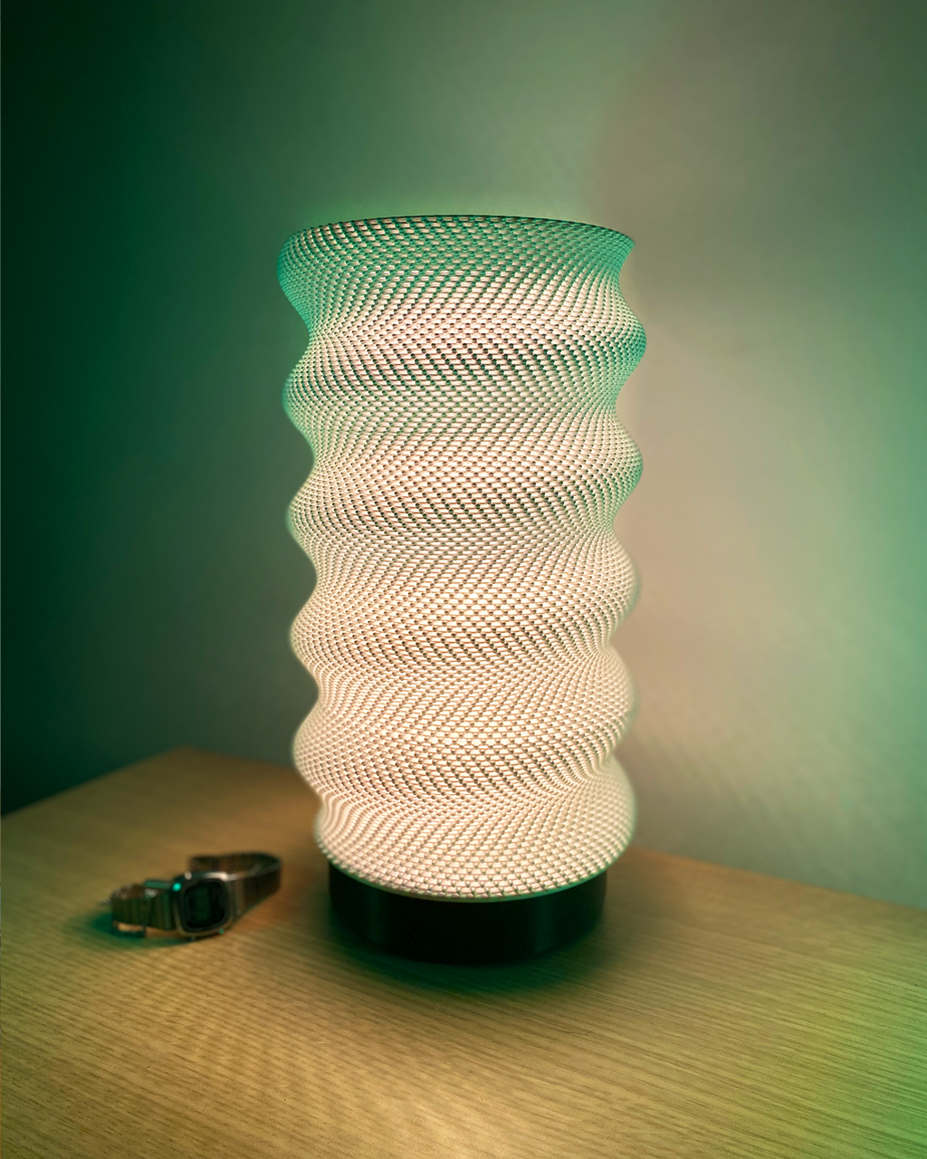 Springy adaptive lamp with playful RippleMesh shade, view 3