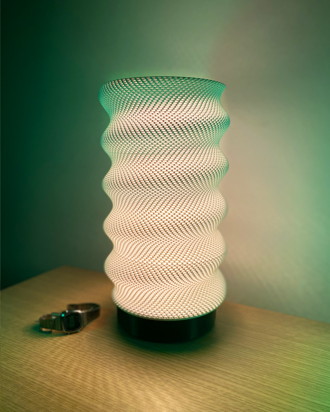 Springy adaptive lamp with playful RippleMesh shade, view 3