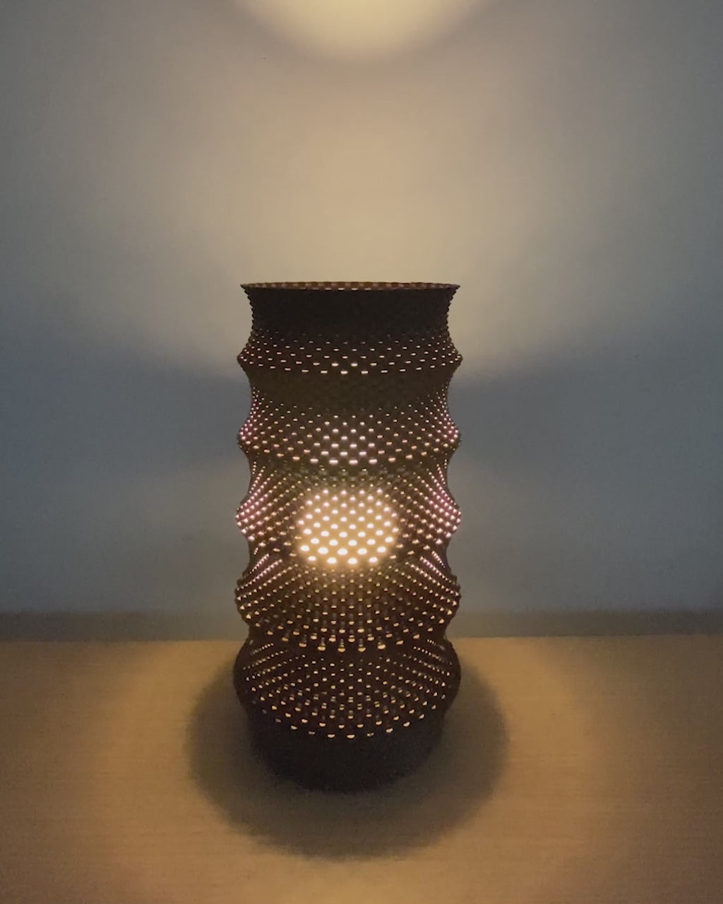 Leo adaptive lamp with bold RippleMesh shade, video