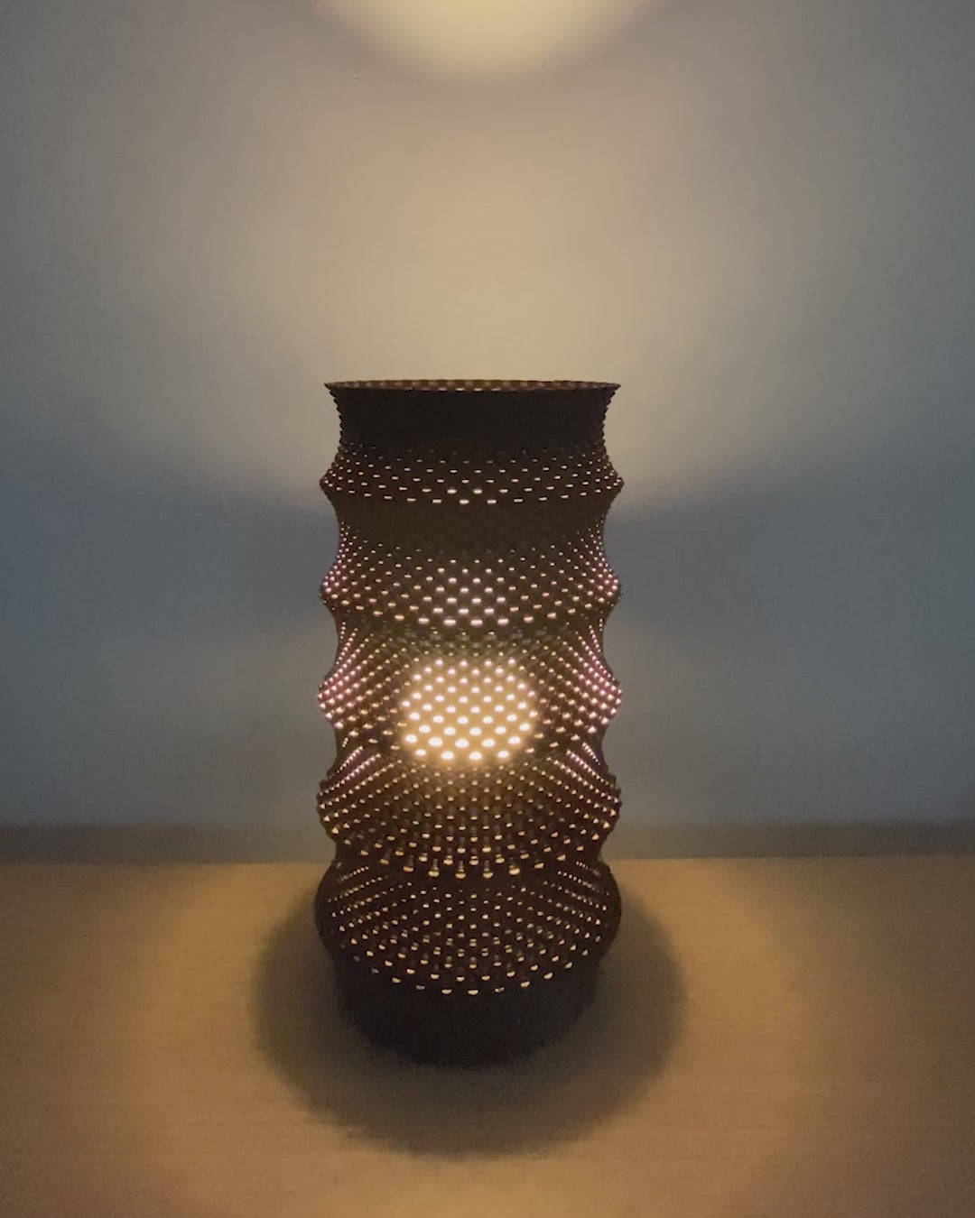 Leo adaptive lamp with bold RippleMesh shade, video